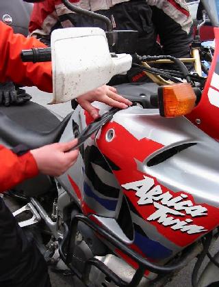 Fachm&auml;nnische Tapeanbringung wg. fehlender Verkleidungsschraube